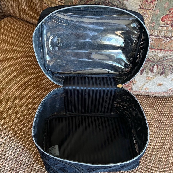 ✅Victoria's Secret - Black Floral Lace Cosmetic Travel Bag! - Picture 6 of 6